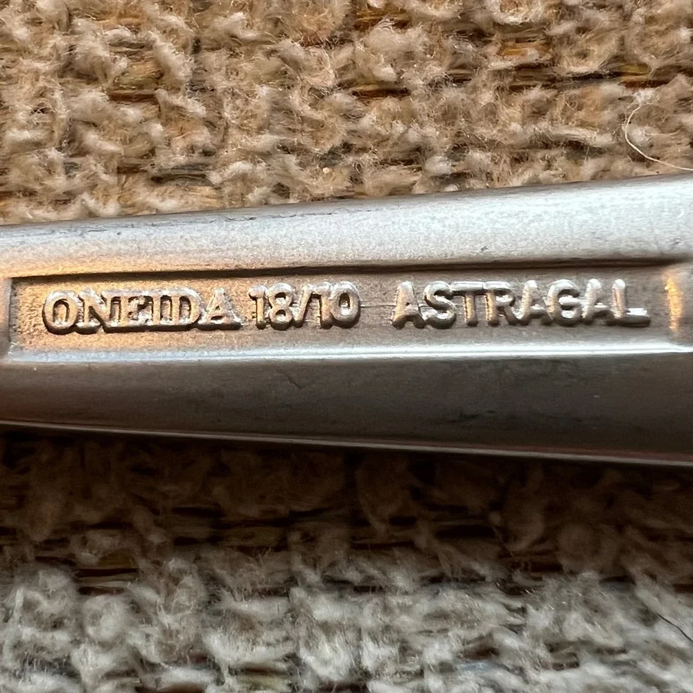Oneida Astragal 18/10 Stainless Steel Dinner Knives Set of 4 Serrated Blade